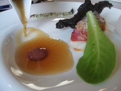 圖10 2008烤紅鯛與軟鱗結晶番紅花岩石魚汁黑橄欖液泡