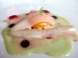 圖3 martin berasategui的雞蛋與紅甜菜與液態香草沙拉巴斯克燉肉冷盤